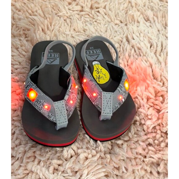 Reef Ahi Light Up Sandals Red Grey size 3/4 - Picture 2 of 2